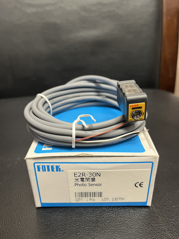 سنسور نوری FOTEK مدل E2R-30N دیفیوز 30 سانتی